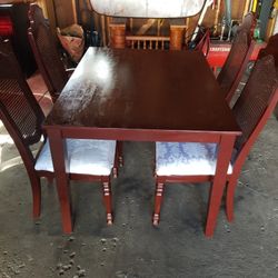 Table And Chairs An Cover