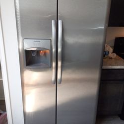 Frigidaire Refrigerator 
