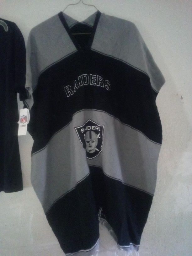 Beautiful Vintage Oakland Raiders Poncho.  cho