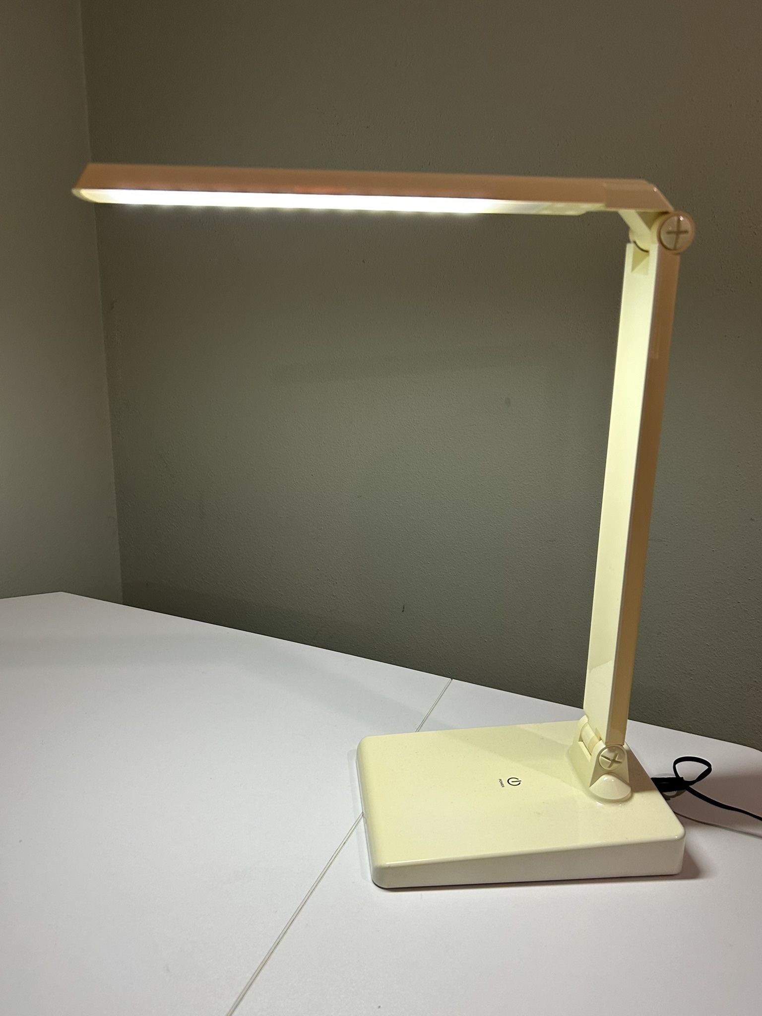 LED desk lamp with adjustable brightness