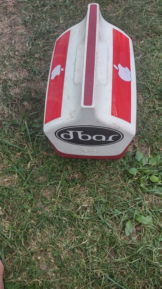 Small, Red N White Igloo