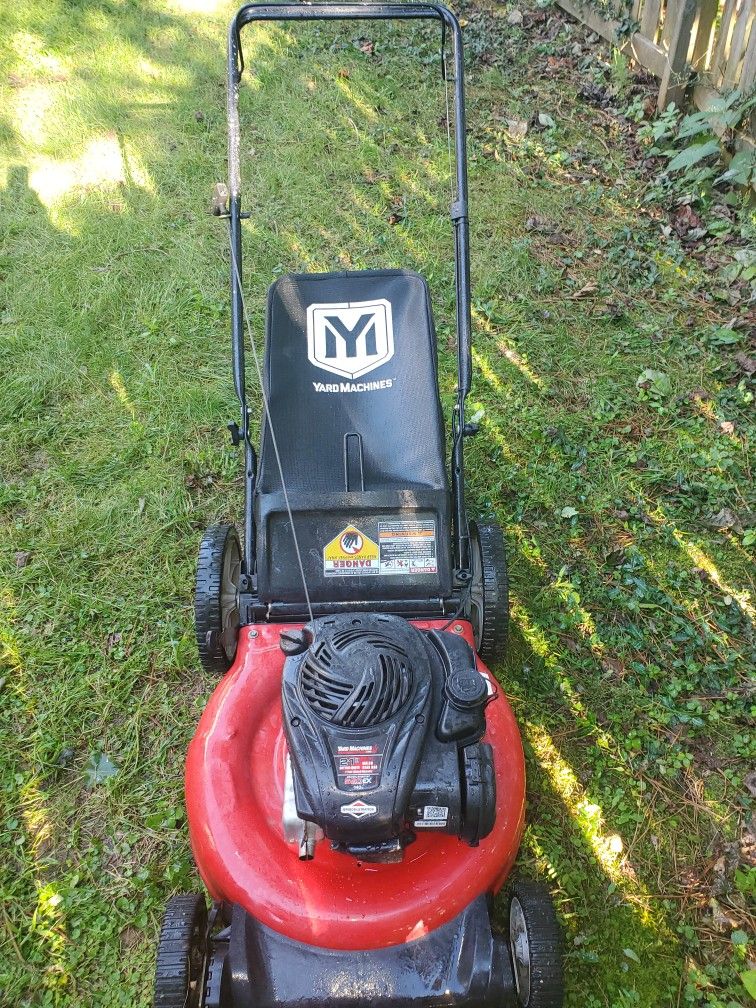 YARD MACHINES/ MTD PUSH LAWNMOWER 