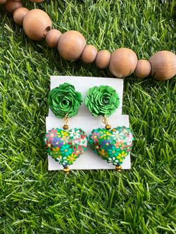 Hermosos aretes Hechos a mano, mandame mensaje para el precio, respondo con mucho gusto