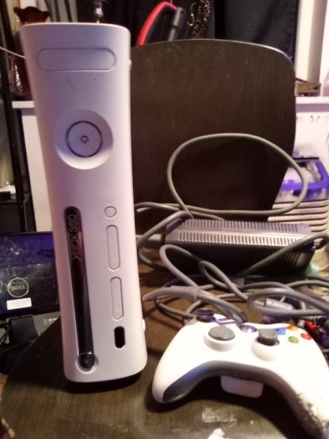 Working Xbox 360 With All Wires/connections And Controller