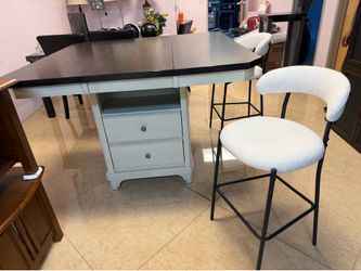 Dining table with 6 stools