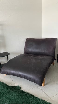 Chaise lounge/couch Gone by 9/25