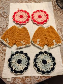 Crocheting Xmas decor to hang in kitchen