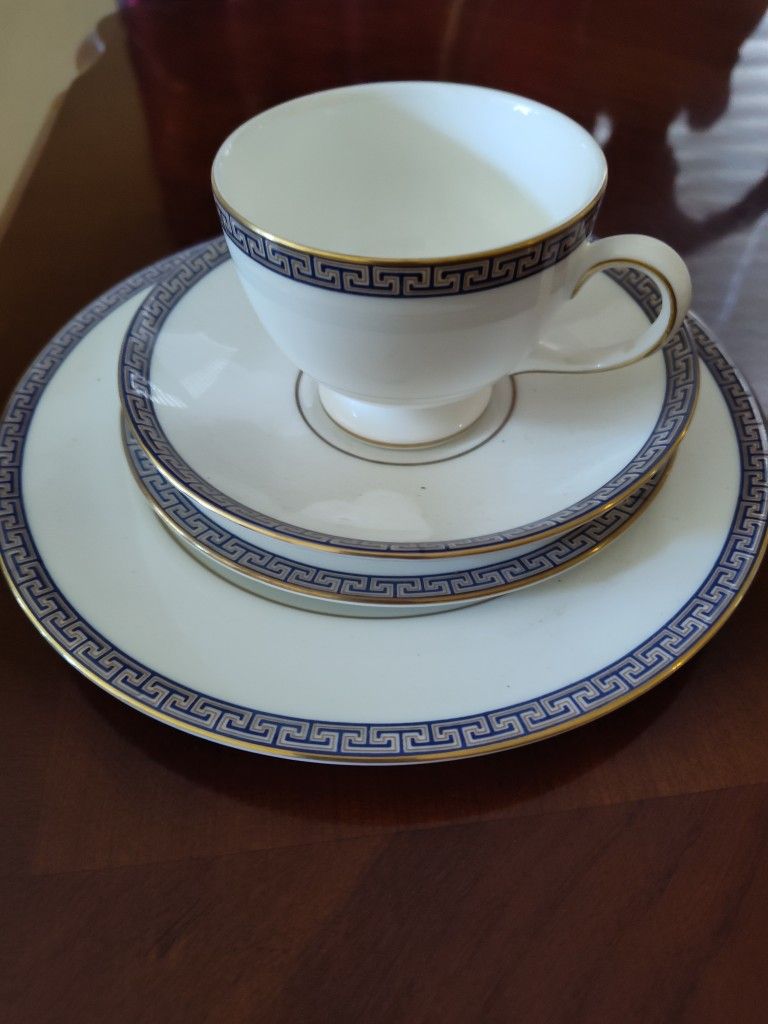 Set Of 12 Vintage Wedgewood Bone China Teacup, Saucer, And Small Plate