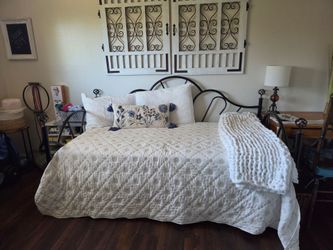 Twin daybed with pop up trundle