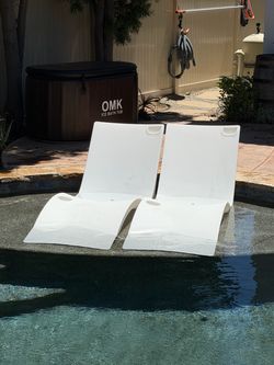 Pair of Floating Luxuries Kai Shelf Loungers - White