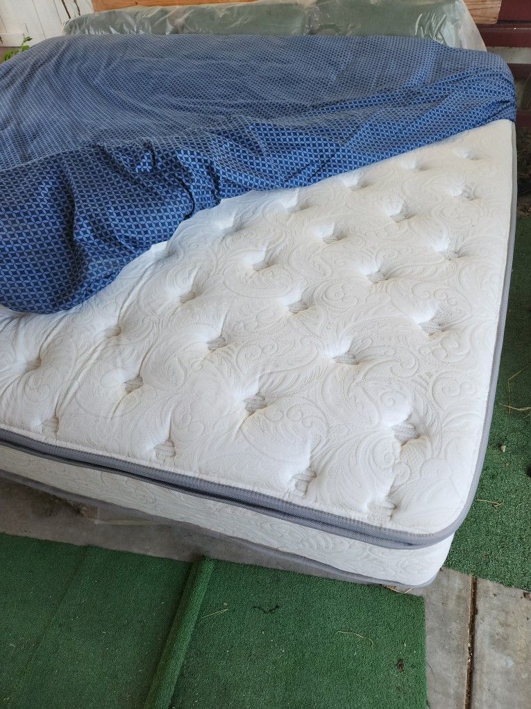 *Like New King Size Bed* 100.00 Or Best Offer*
