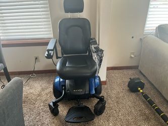 MOTORIZED WHEELCHAIR/SCOOTER- Golden Compass Sport Power Chair GP605
