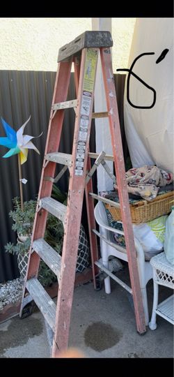 Excellent Condition 6ft fiberglass ladders 🪜