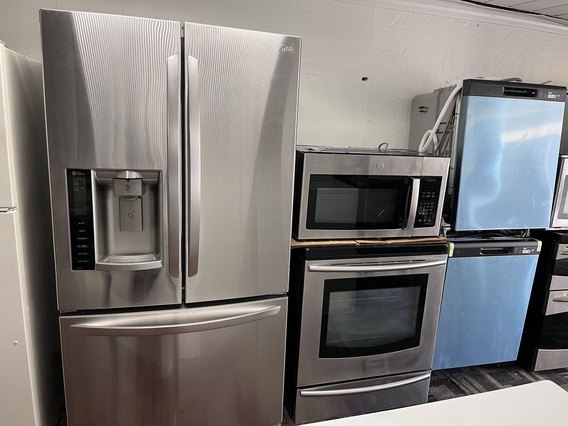 Refrigerador ,stove, Microwave And Dishwasher 