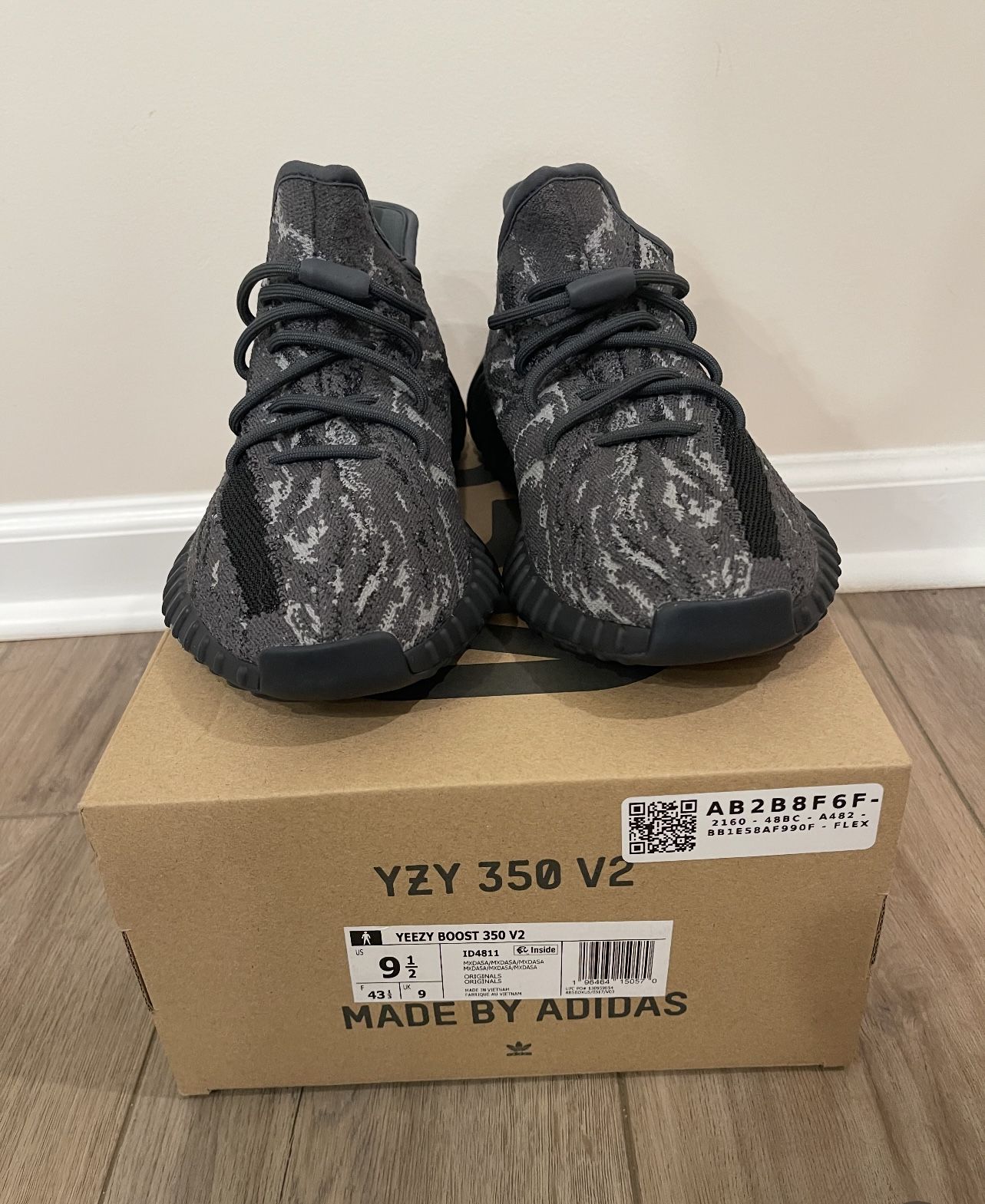 (New) Yeezy Boost 350 V2 Dark Salt (9.5 M)