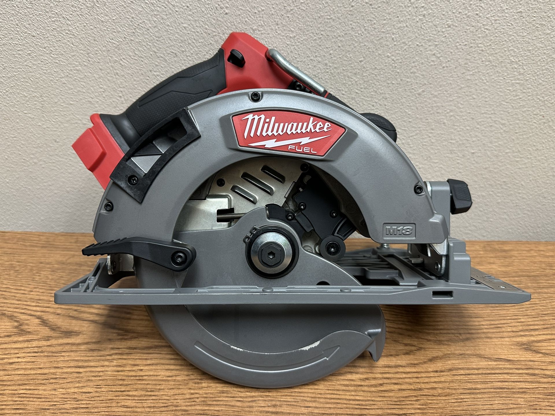 Milwaukee 2732-20 M18 FUEL 18V Lithium-Ion Brushless Cordless 7-1/4 in. Circular Saw (Tool-Only)