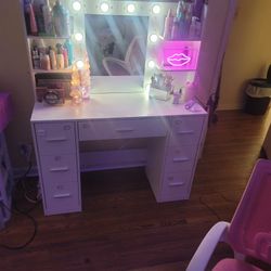 Lighted Makeup Vanity 