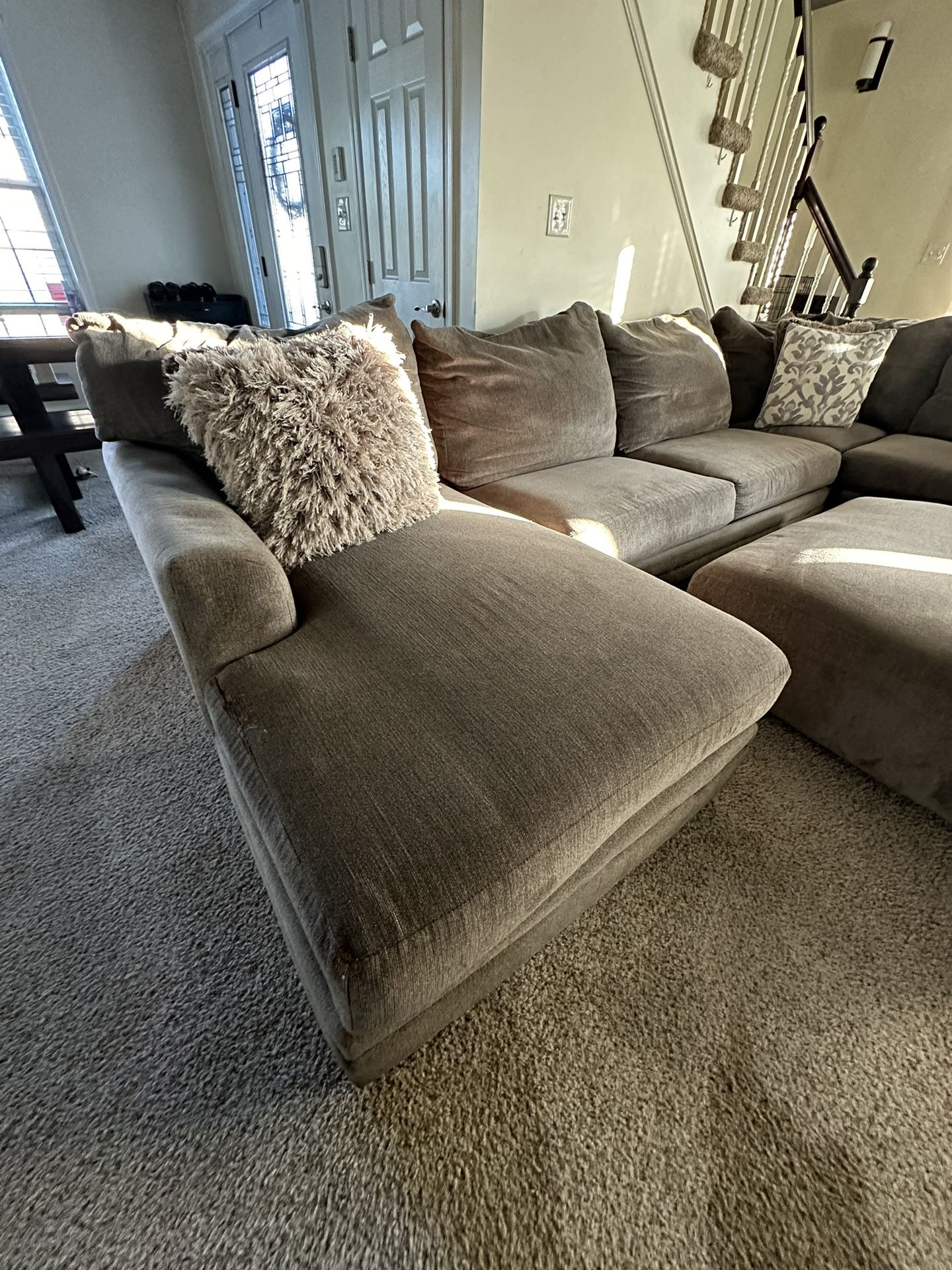 Large Grey Sectional/Ottoman W/Decorative pillow