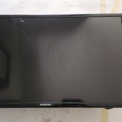 Samsung 32 Inch TV With Remote And Wall Mount 