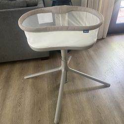 Halo Baby Swivel Bassinet 360-degre Used A Few Times
