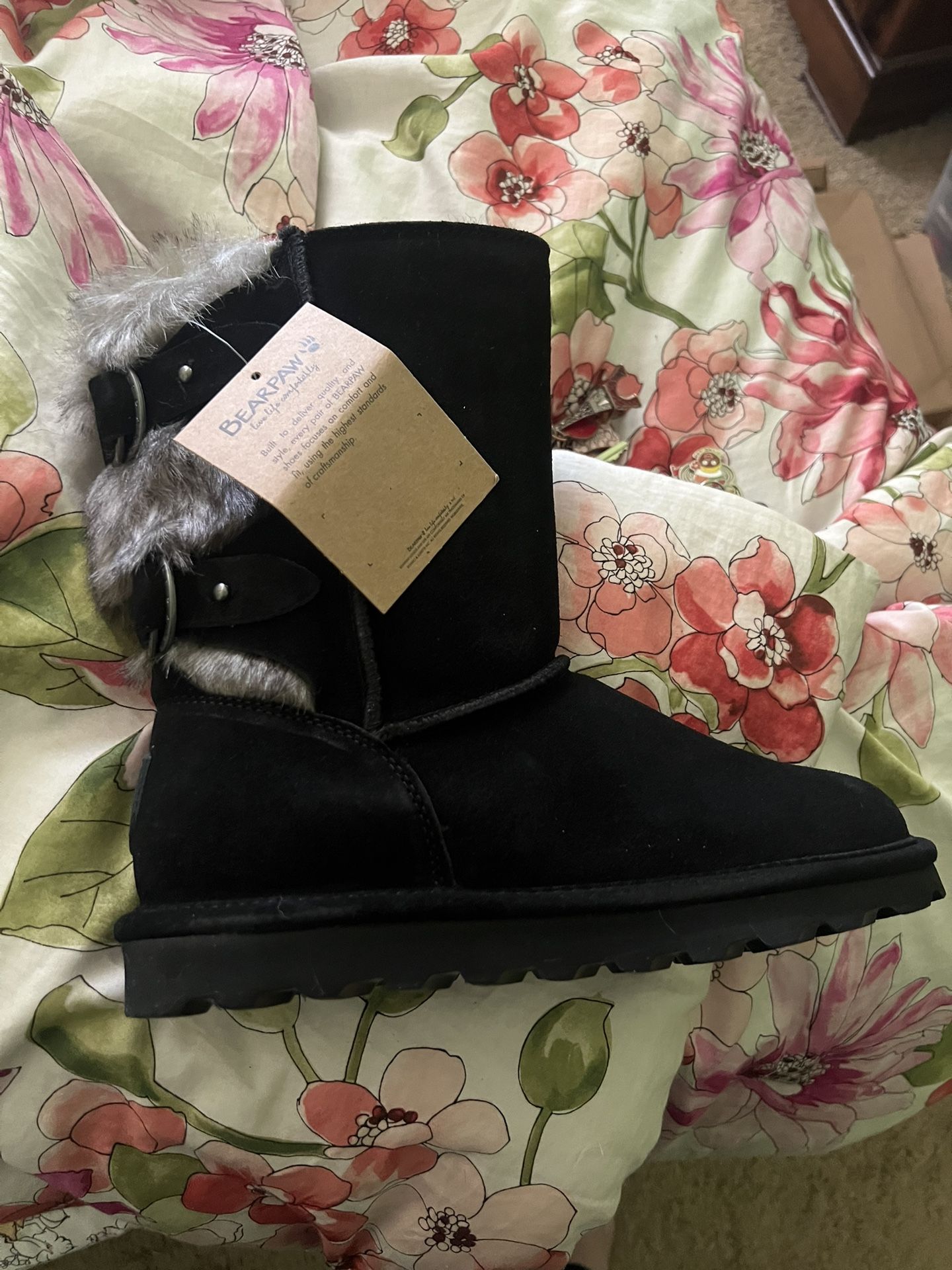 Brand new size 8 short black bear paw boots with fur