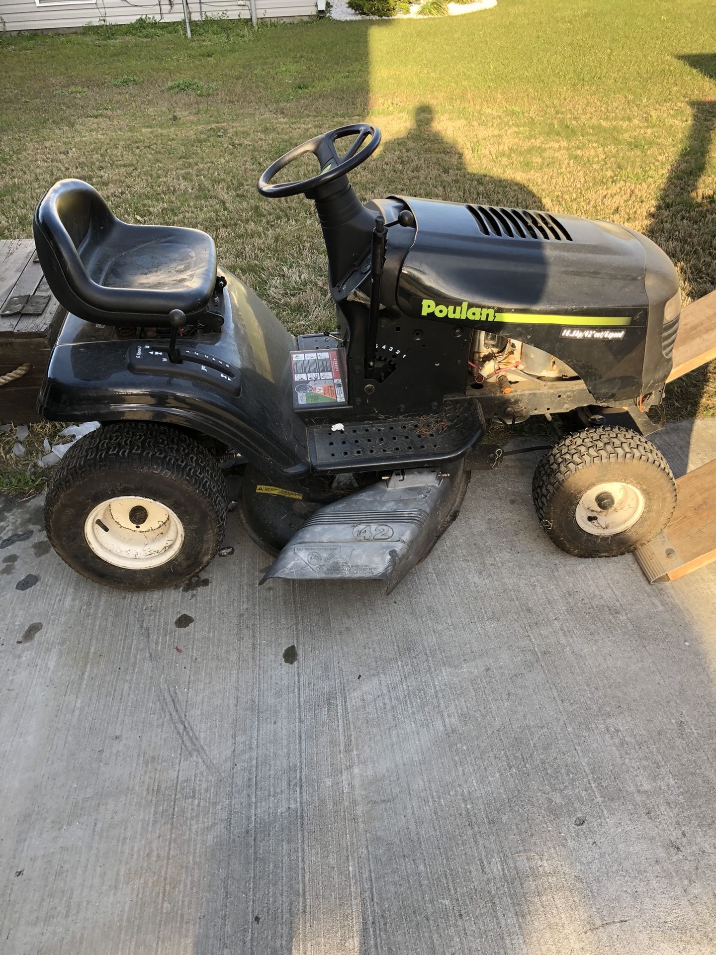 Poulan Pro Riding Mower 350 Includes grass catcher for Sale in Fort