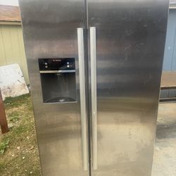 B OSCH Refrigerator With Ice Maker Water Dispenser