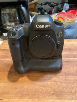 Canon EOS 5DS with battery pack and 2 LP-E6 batteries