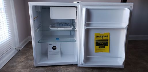 Haier 2.7-cu ft Freestanding Mini Fridge Freezer Compartment