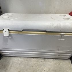  Igloo 128-Quart Insulated Cooler