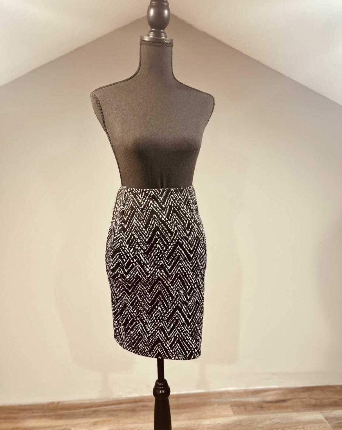 New Black & White Silky/Stretchy Skirt - XS