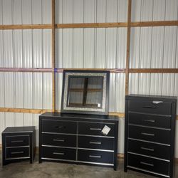 New Ashley Ravalori Dresser Set