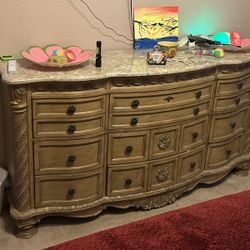 Dresser And 2 Matching End Tables 