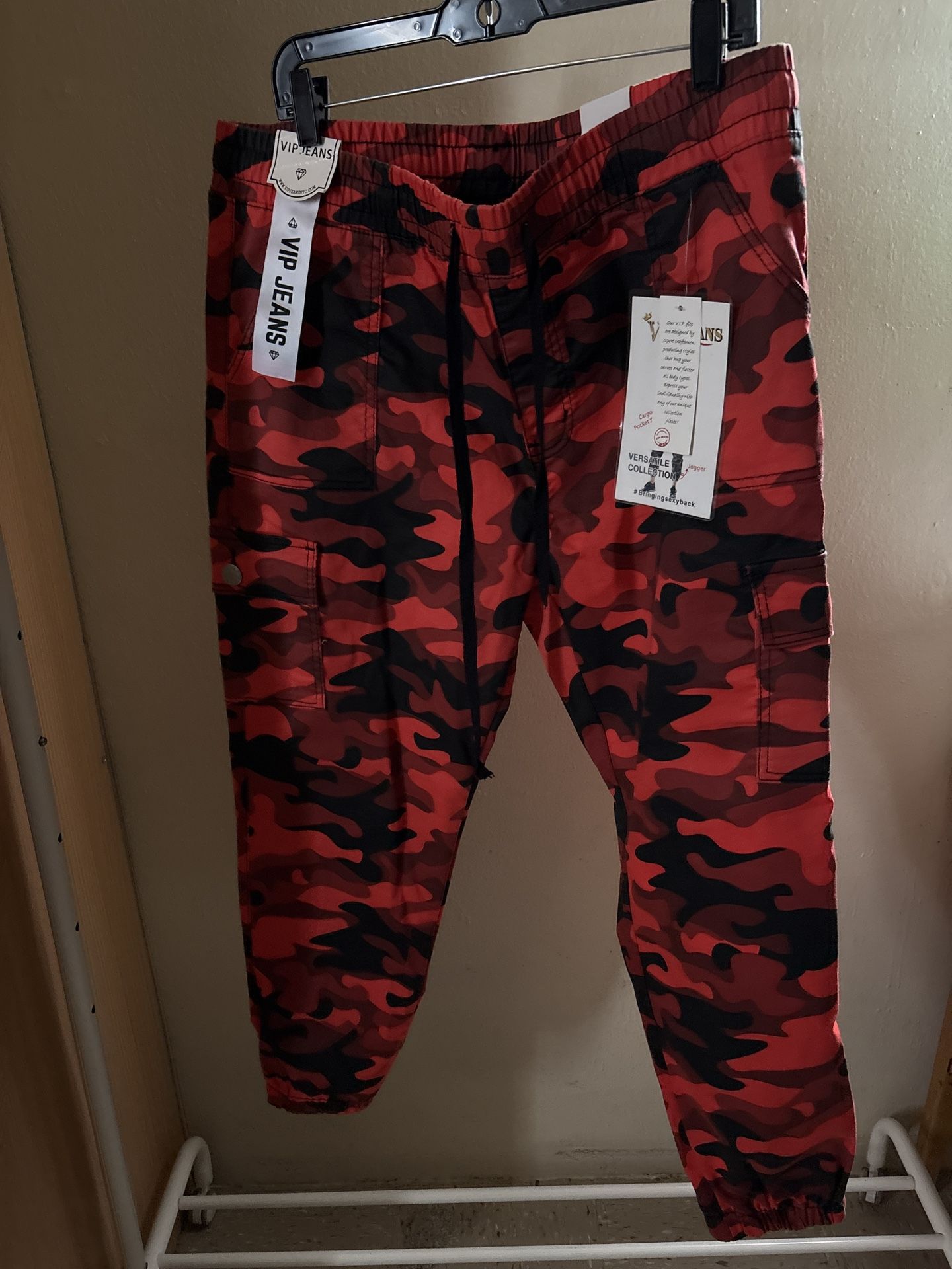 VIP Jeans Red Camo Cargo Pants Talla 24