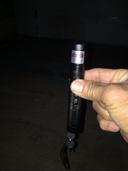 Lasers de mano buen regalo esta navidad diferentes colores y tamaños de 15 a $25 y $15 cada uno con baterÃas recargables o triple a
