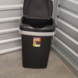 Hefty Touch Lid
 Trash Can 12.2 GAL
46 L