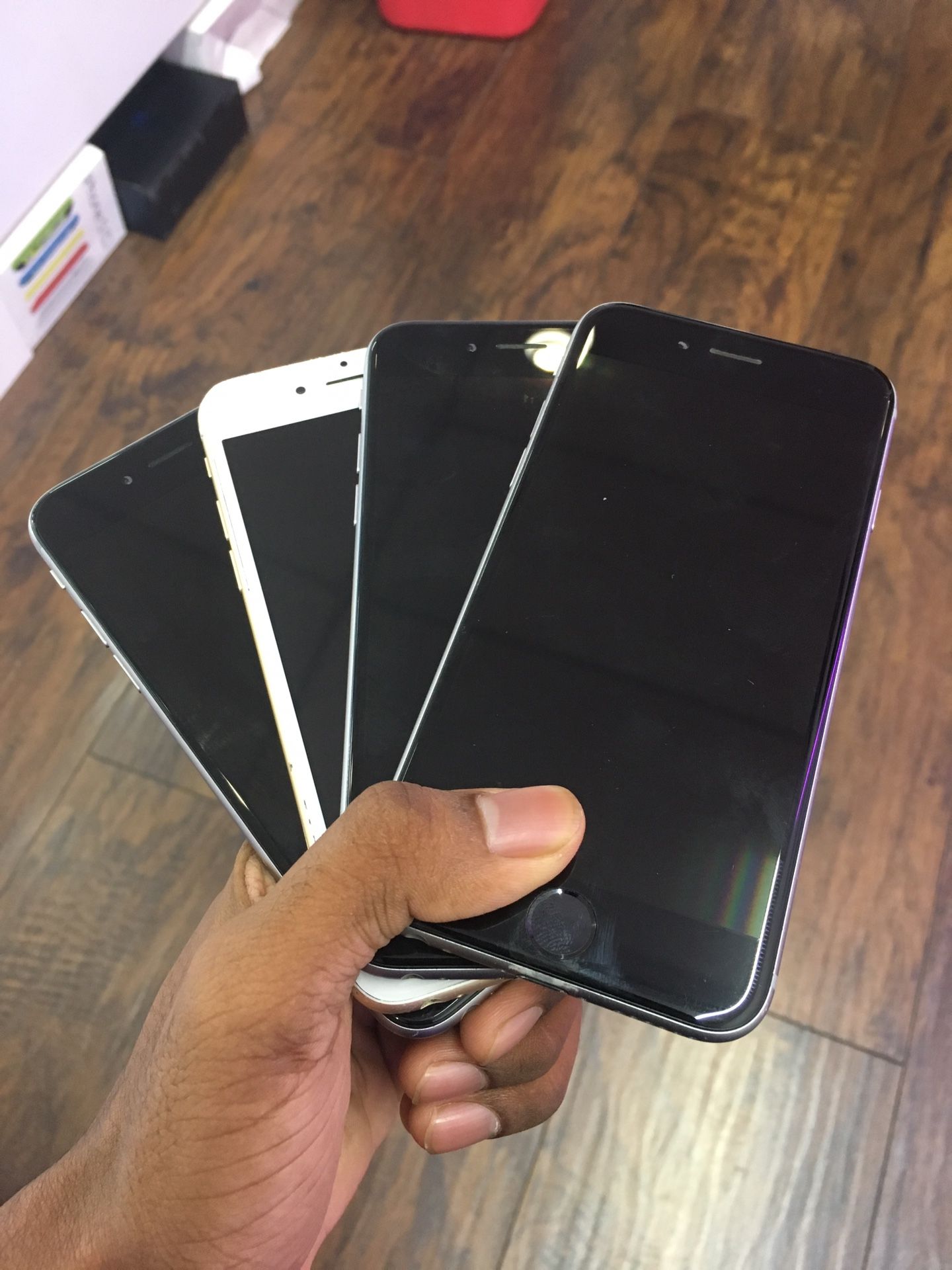 iPhone 6 16GB / 64GB Factory Unlocked Excellent Condition With Free Charger