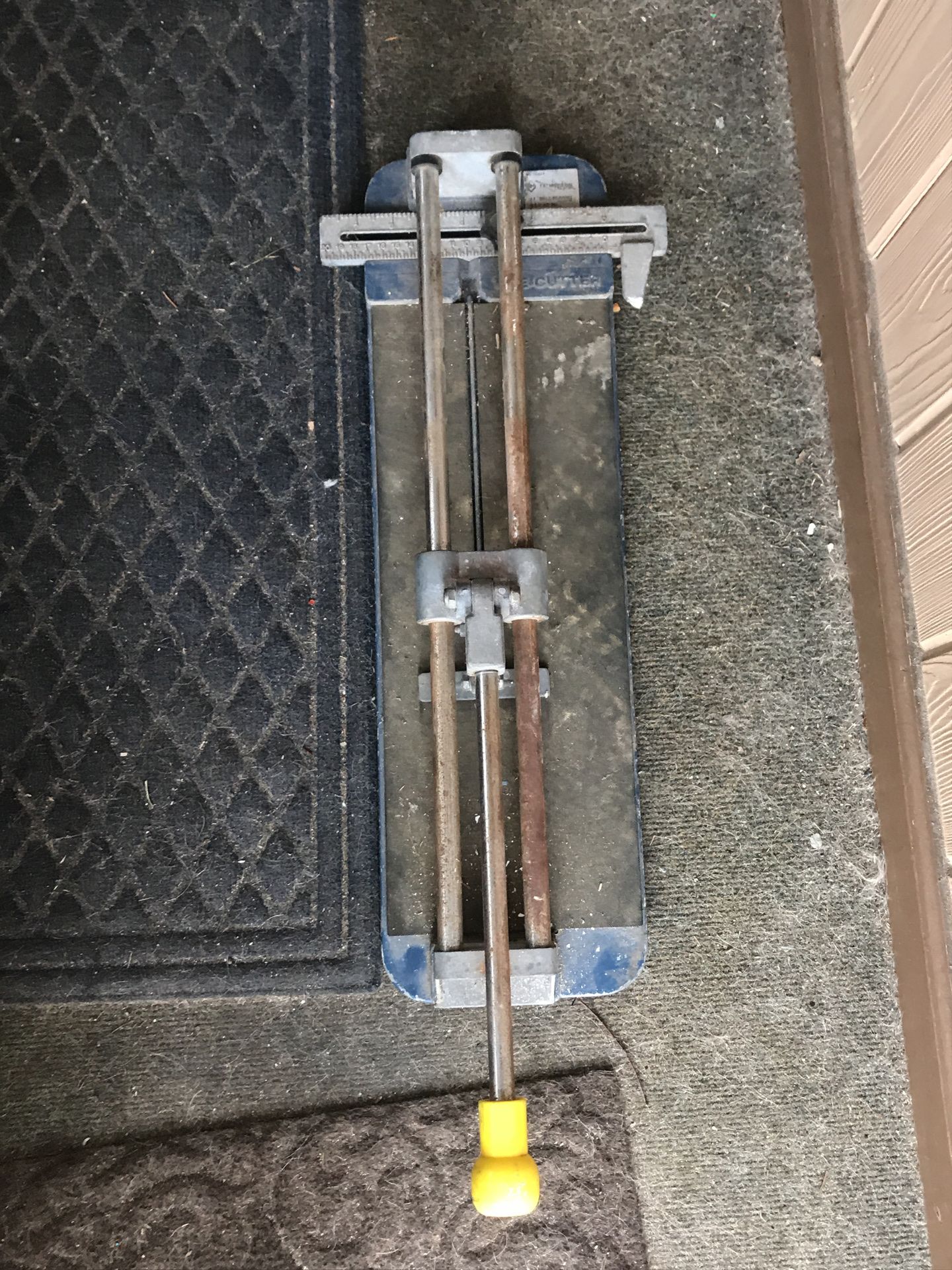 Tile cutter