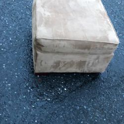 25x25x18”h Good condition Ottoman