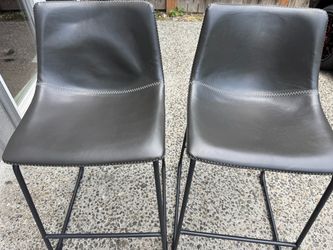 2 bar stools counter height