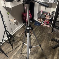 Amazon Basics Tri-pod