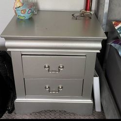 Queen Size Bed and One Night Stand