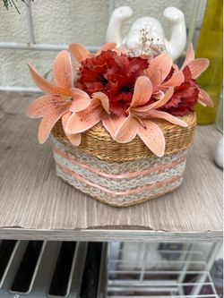 Woven decorative basket