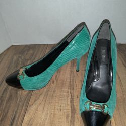 White House Black Market Samantha Teal & Black Heels Pumps Size 7M.

Has small damage on heel shown in pictures

Sold as is

