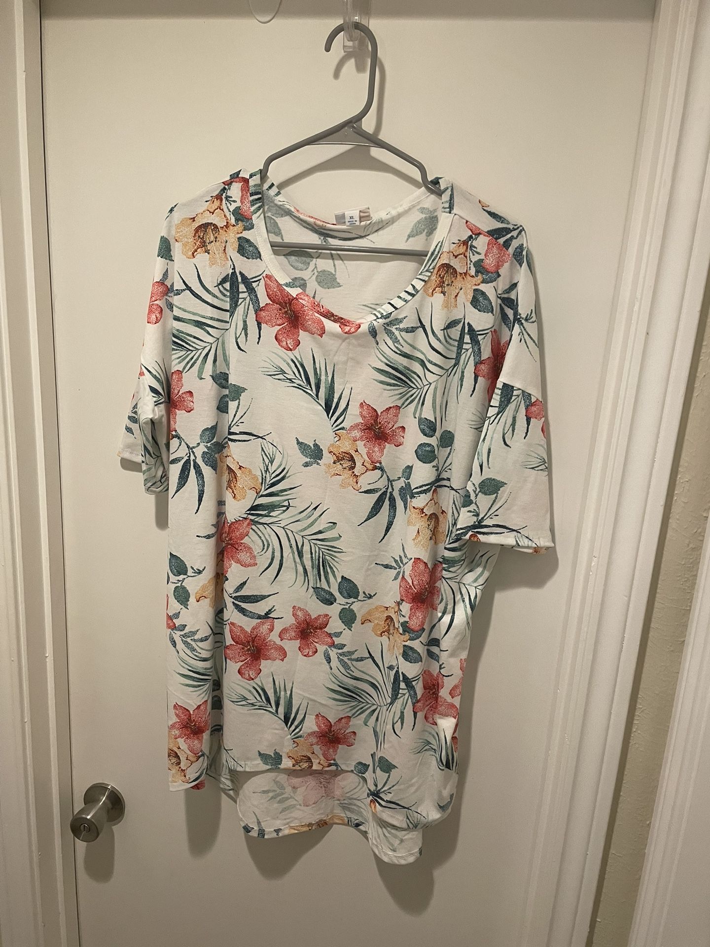 LuLaRoe White Tropical Print Short Sleeve Tunic Tee Size XL NWOT