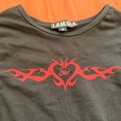 https://offerup.com/redirect/?o=SS5BTQ==.GIA Black Graphic y2k Small Shirt