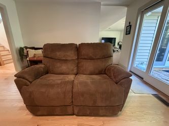 La-Z-Boy Reclining Loveseat – Excellent Condition