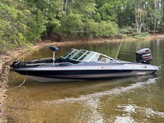 Stratos 282 FS Bass Boat with Johnson 150
