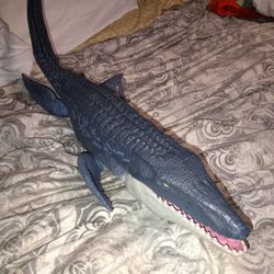 Jurrasic World Real Feel Mosasaurus 28” Sea Dinosaur Toy Open/Close Mouth Meg