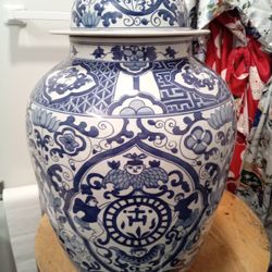 Temple jar/Porcelain Ginger Jar 